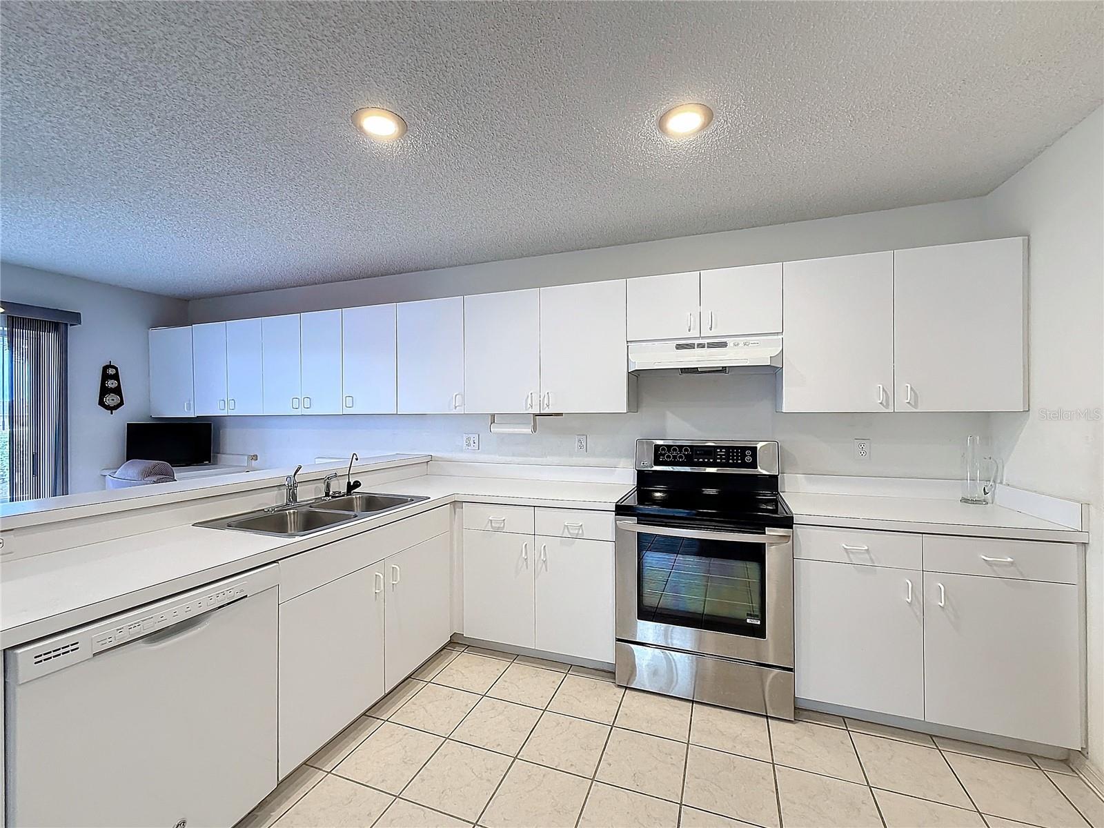 1718 S PEBBLE BEACH BLVD, SUN CITY CENTER, FL, 33573