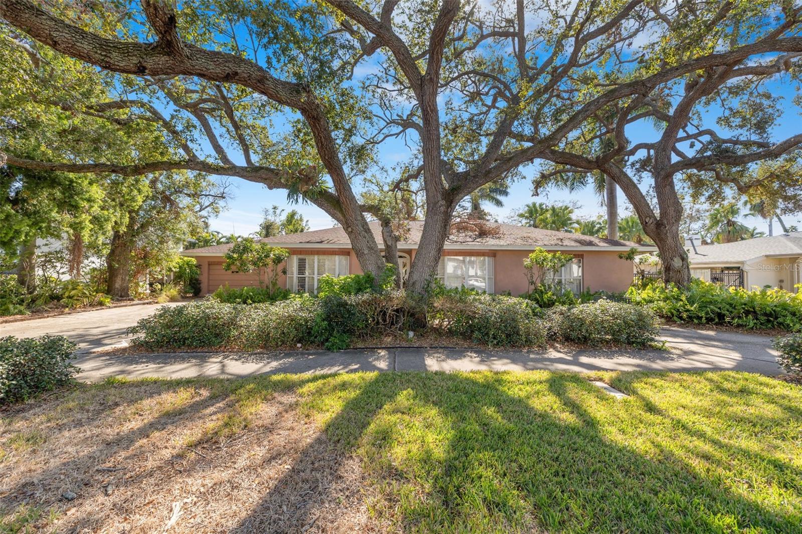 215 SNELL ISLE BLVD NE, ST PETERSBURG, FL, 33704
