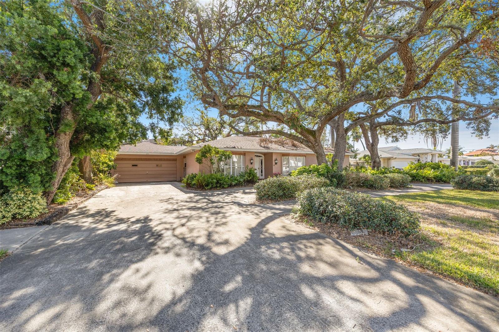 215 SNELL ISLE BLVD NE, ST PETERSBURG, FL, 33704