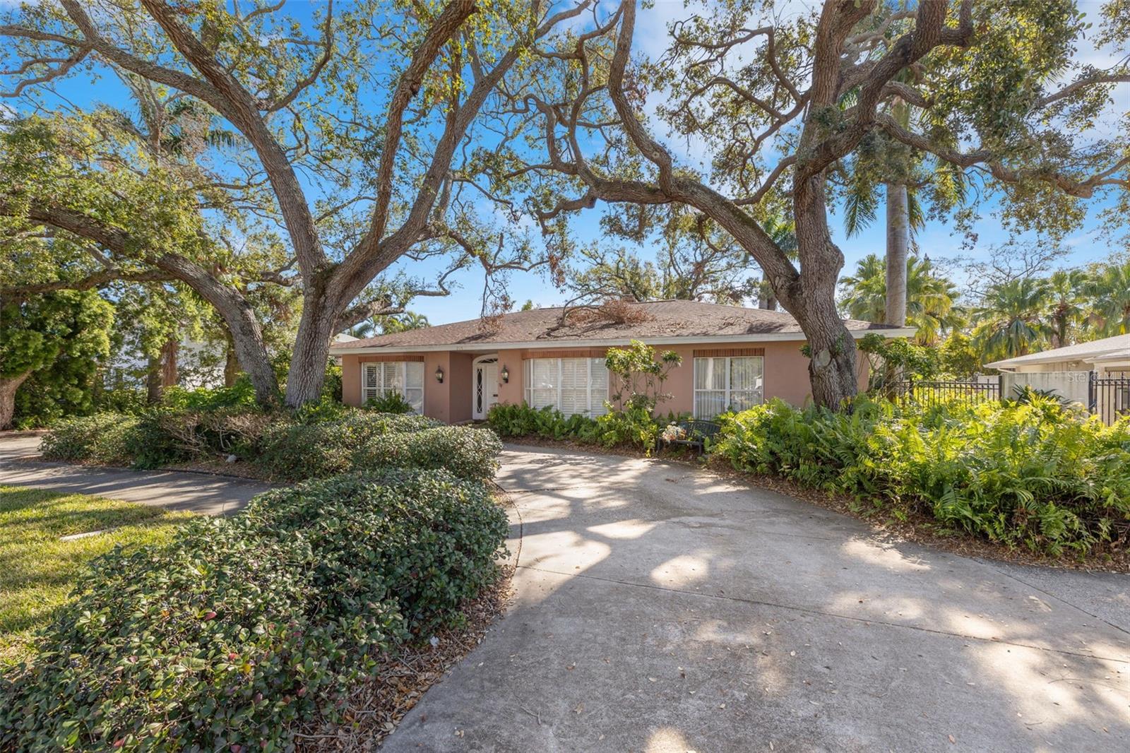 215 SNELL ISLE BLVD NE, ST PETERSBURG, FL, 33704