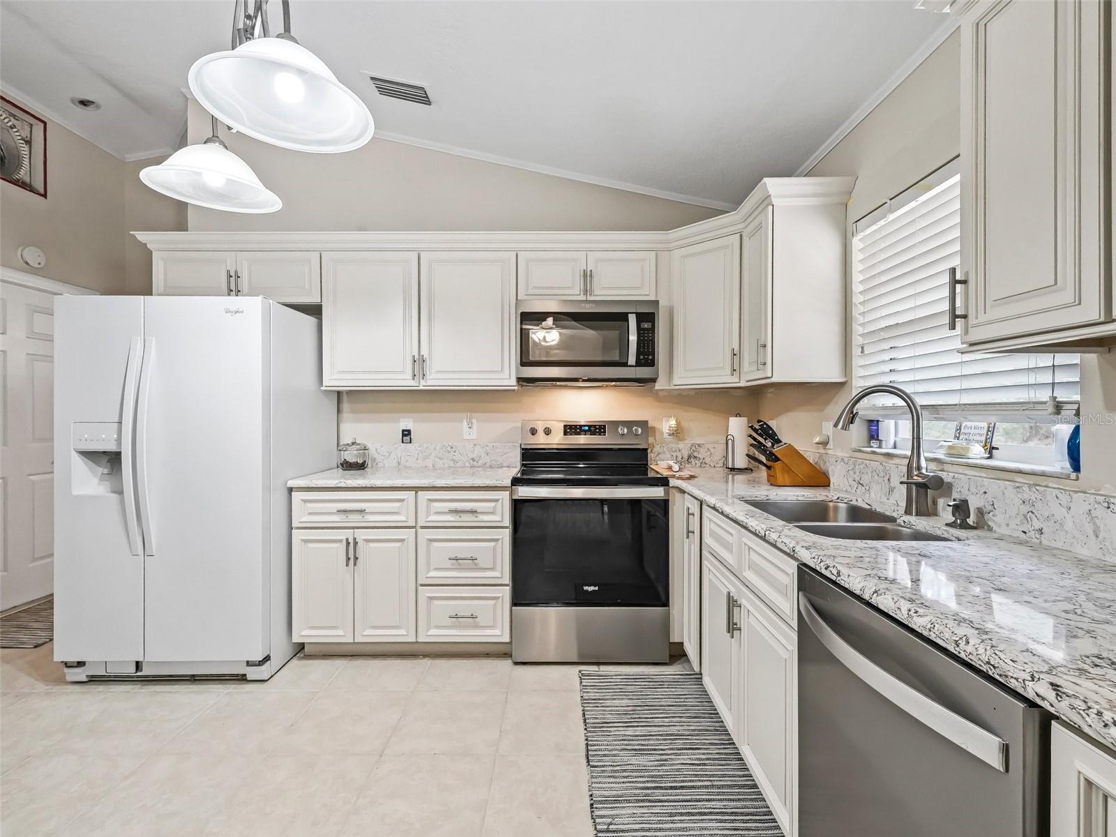 39727 REDBUD RD, LADY LAKE, FL, 32159