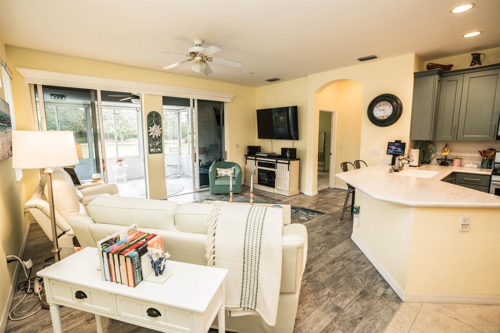 1211 LYNDHURST GREENS DR, SUN CITY CENTER, FL, 33573
