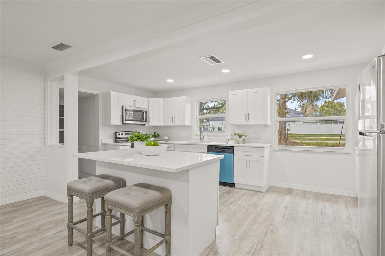 2255 S LAGOON CIR, CLEARWATER, FL, 33765