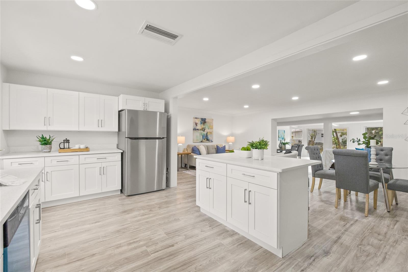 2255 S LAGOON CIR, CLEARWATER, FL, 33765