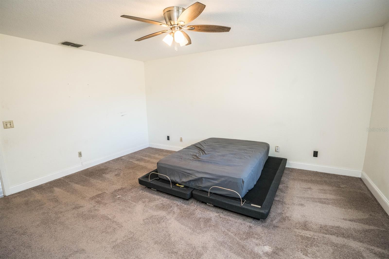8615 GREENFIELD LN, ZEPHYRHILLS, FL, 33541