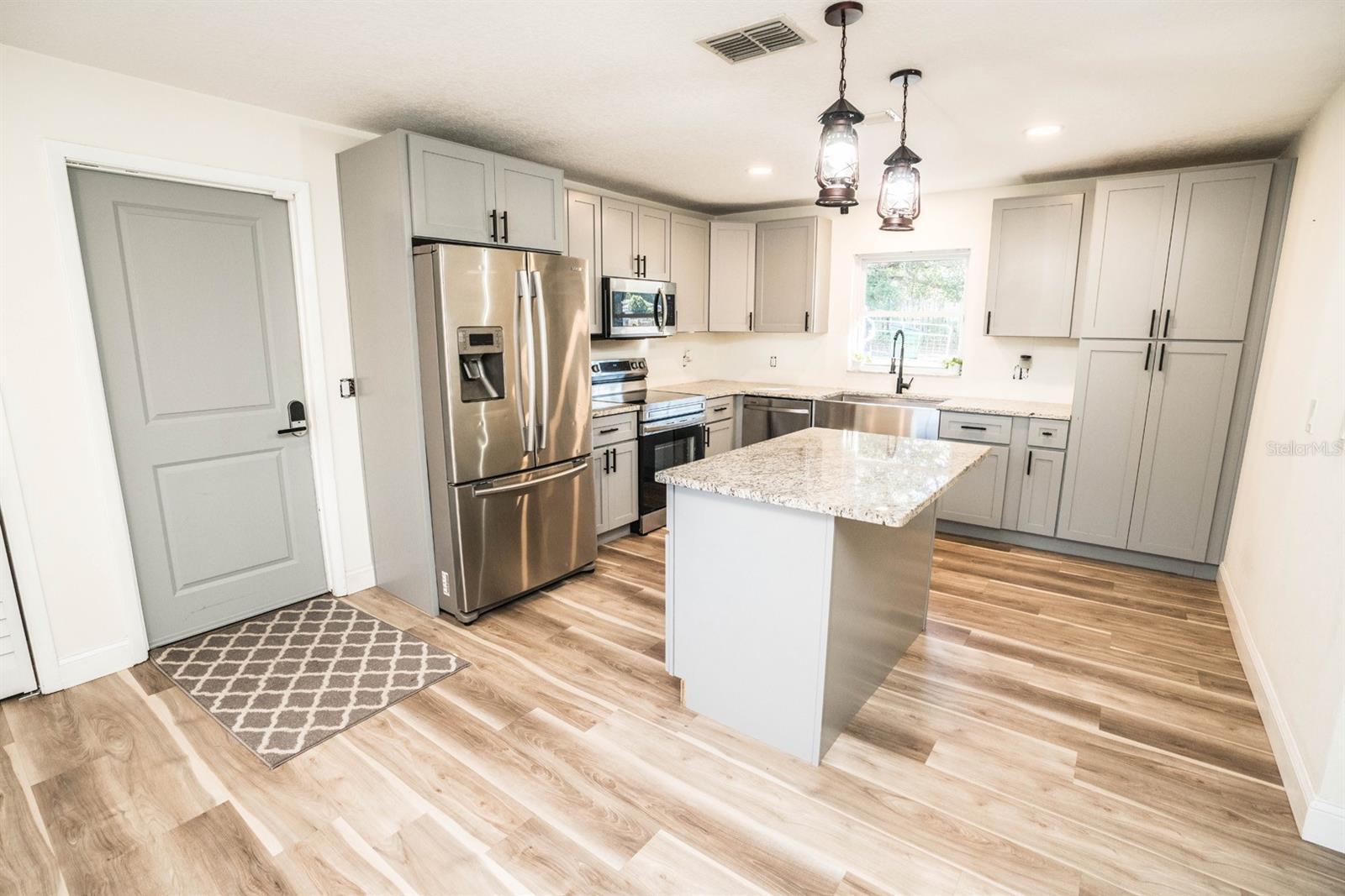 8615 GREENFIELD LN, ZEPHYRHILLS, FL, 33541