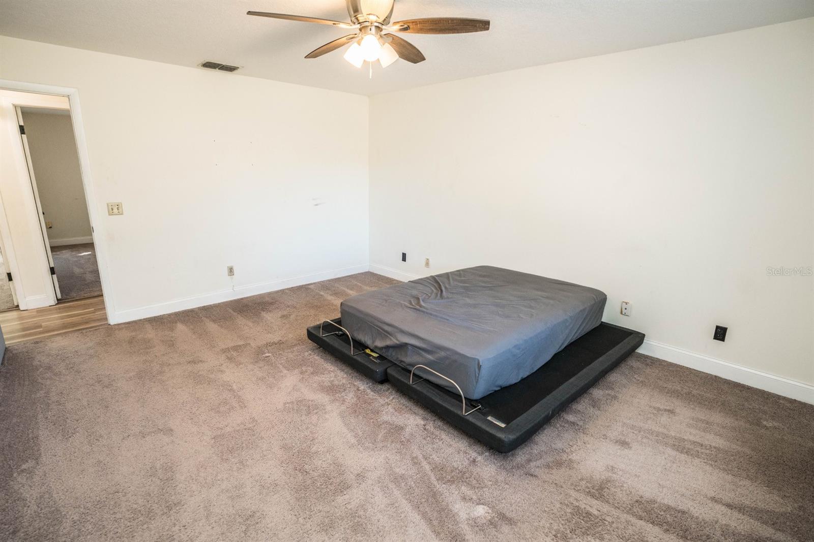 8615 GREENFIELD LN, ZEPHYRHILLS, FL, 33541