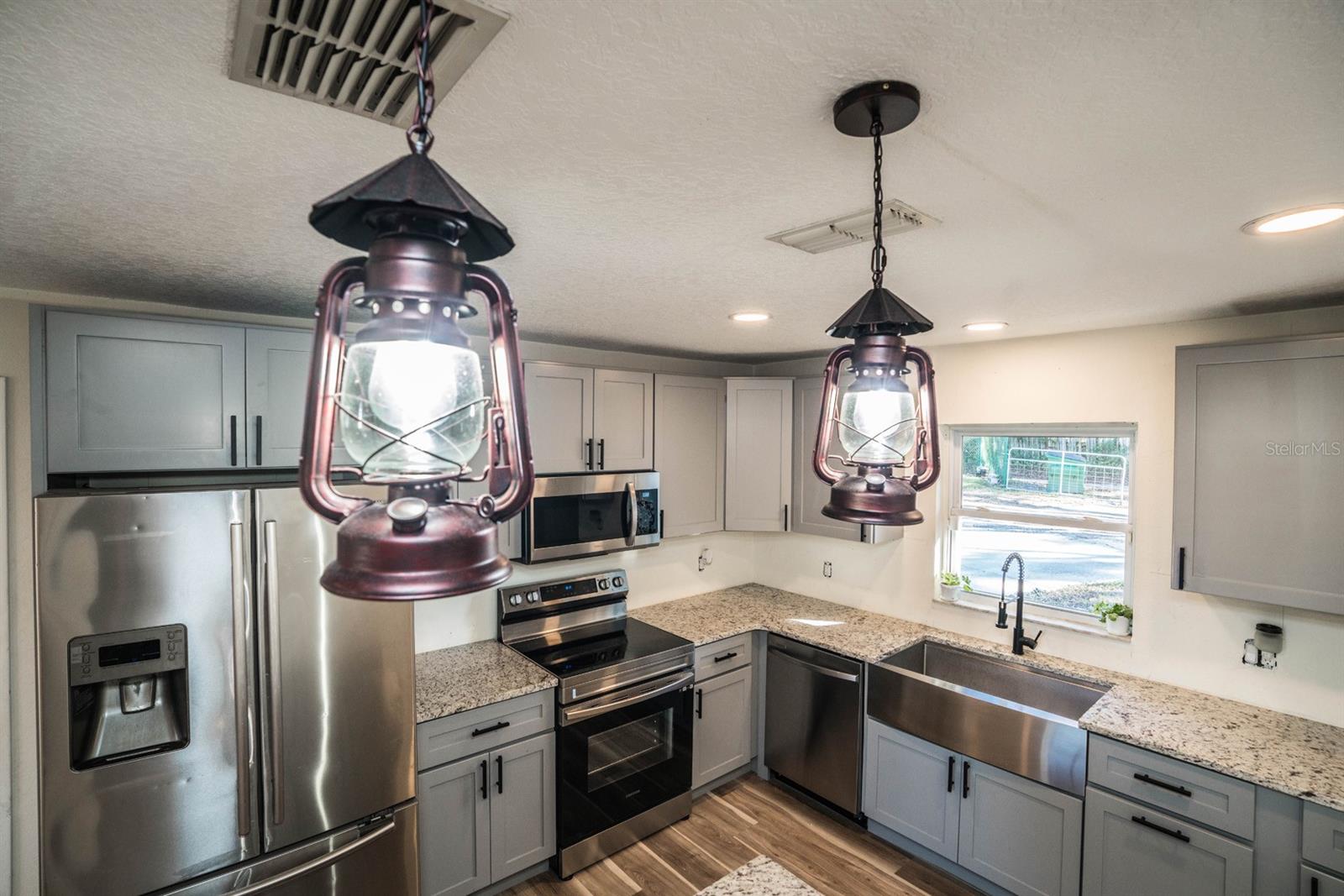 8615 GREENFIELD LN, ZEPHYRHILLS, FL, 33541