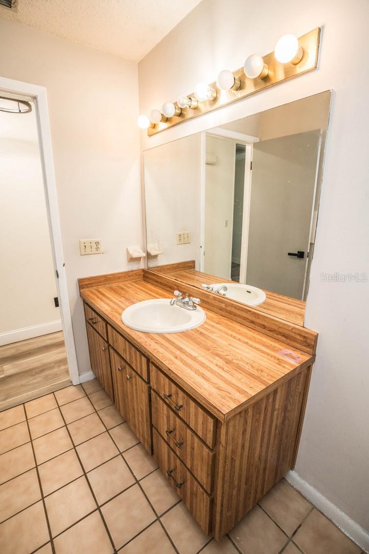 8615 GREENFIELD LN, ZEPHYRHILLS, FL, 33541