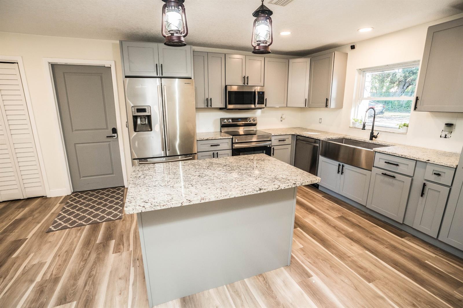 8615 GREENFIELD LN, ZEPHYRHILLS, FL, 33541