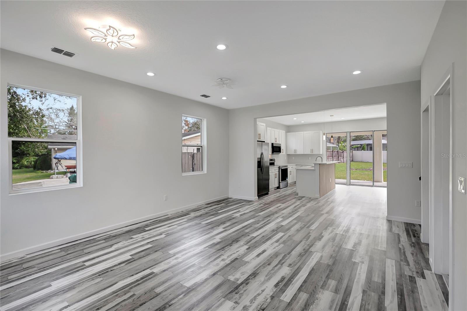 11926 RIVERHILLS DR, TAMPA, FL, 33617