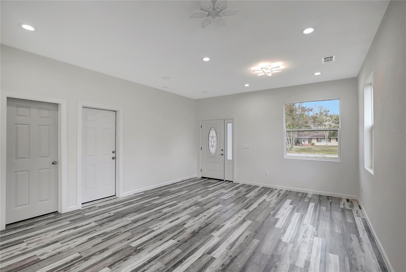 11926 RIVERHILLS DR, TAMPA, FL, 33617