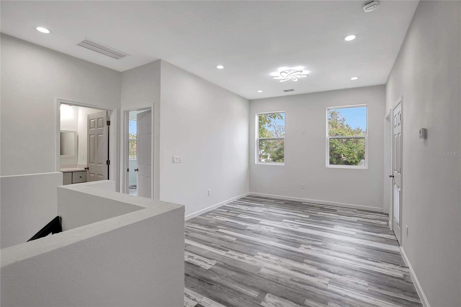 11926 RIVERHILLS DR, TAMPA, FL, 33617