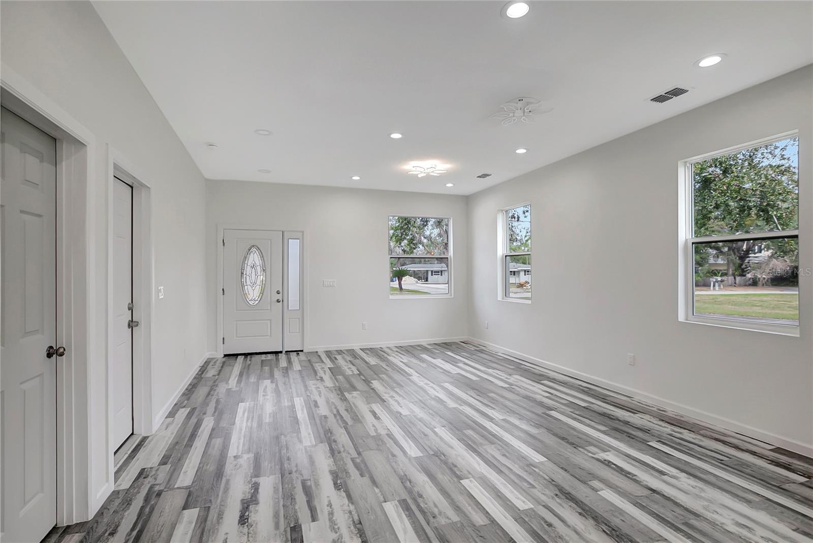 11926 RIVERHILLS DR, TAMPA, FL, 33617