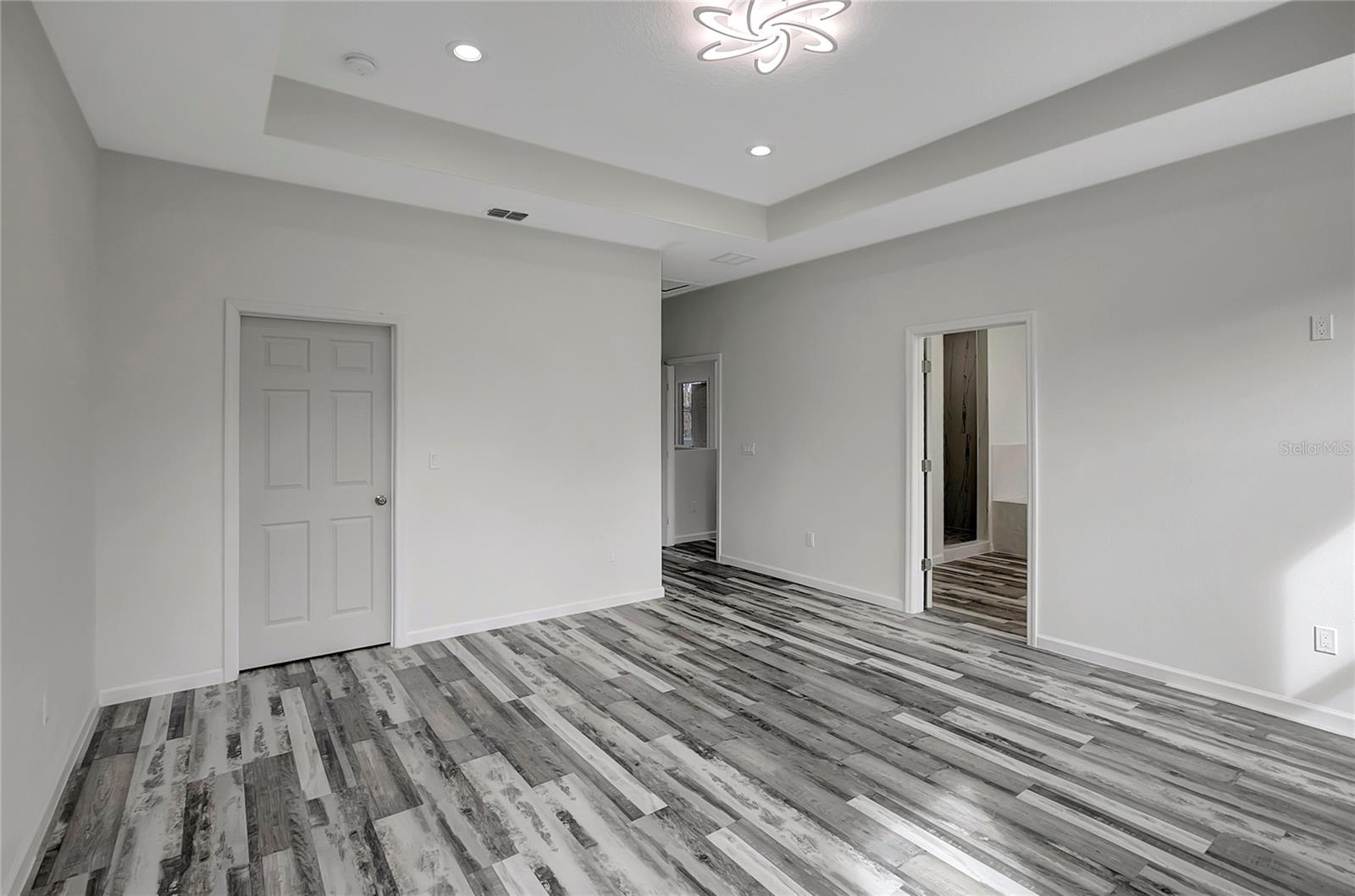 11926 RIVERHILLS DR, TAMPA, FL, 33617