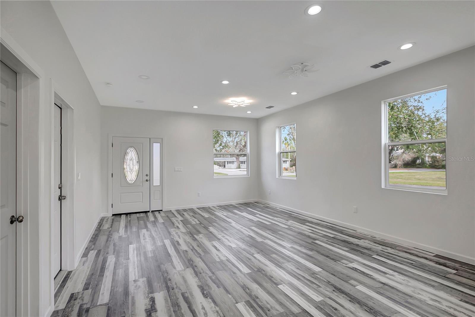 11926 RIVERHILLS DR, TAMPA, FL, 33617