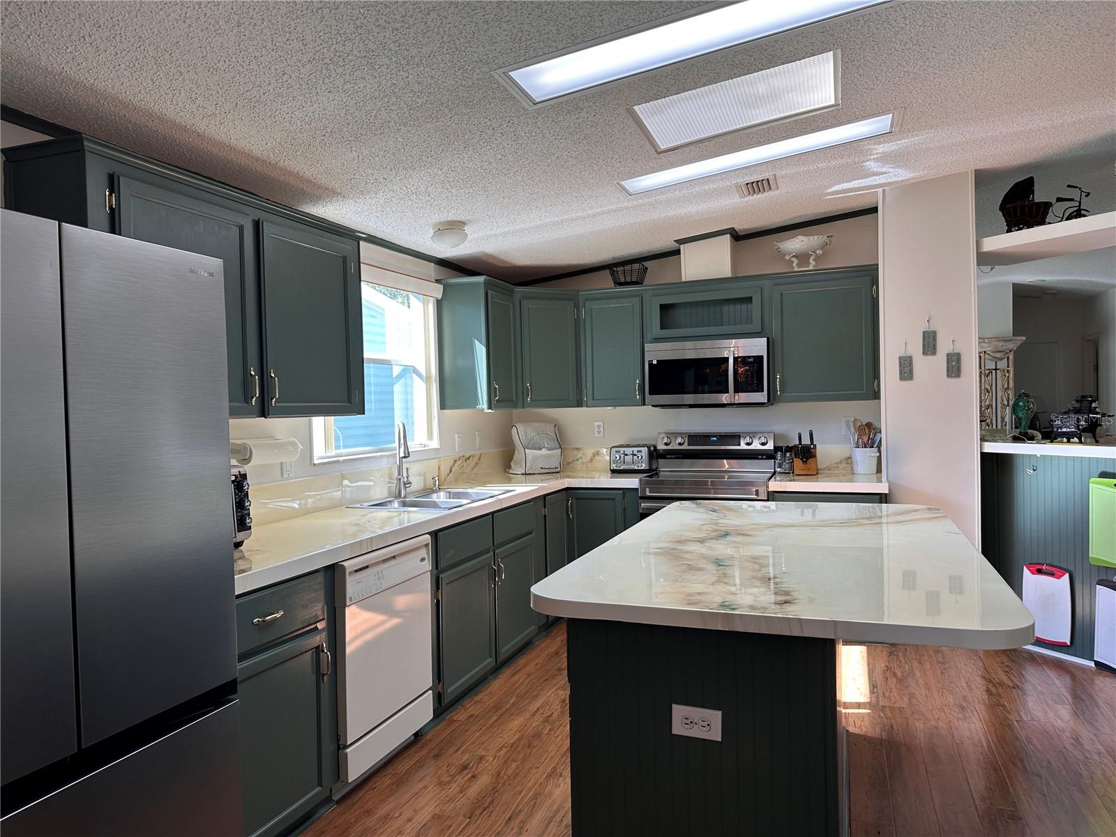 208 SHER LN, DEBARY, FL, 32713
