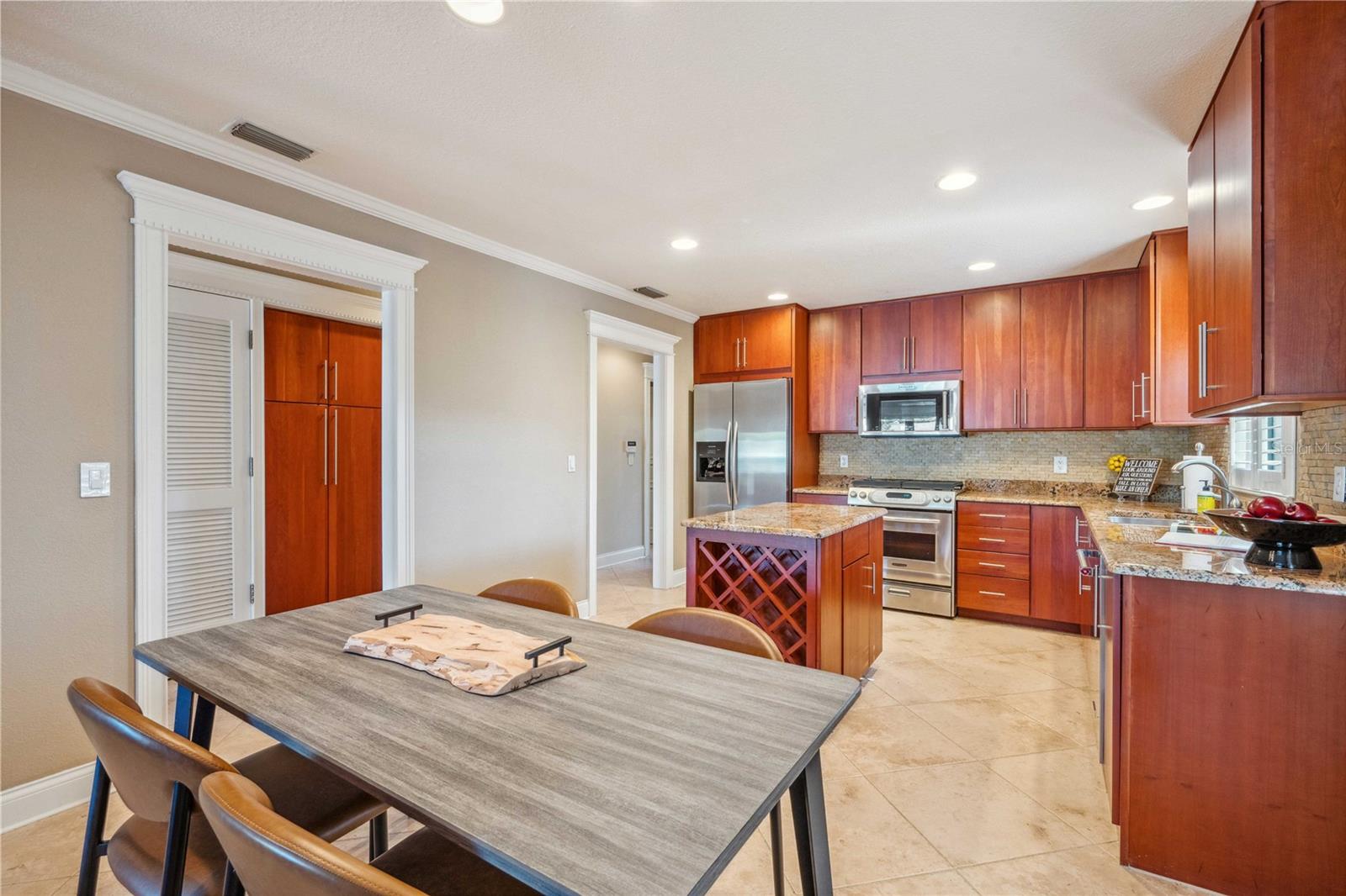 513 SUWANEE CIR, TAMPA, FL, 33606