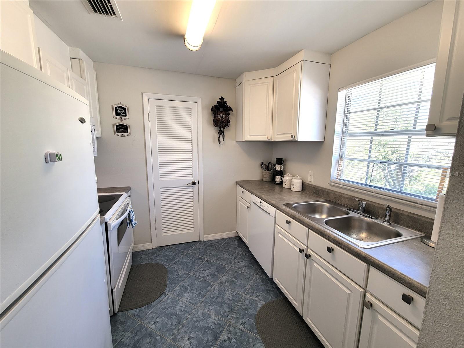 200 COUNTRY CLUB DR #1008, LARGO, FL, 33771