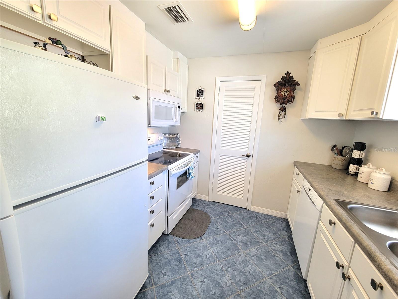 200 COUNTRY CLUB DR #1008, LARGO, FL, 33771