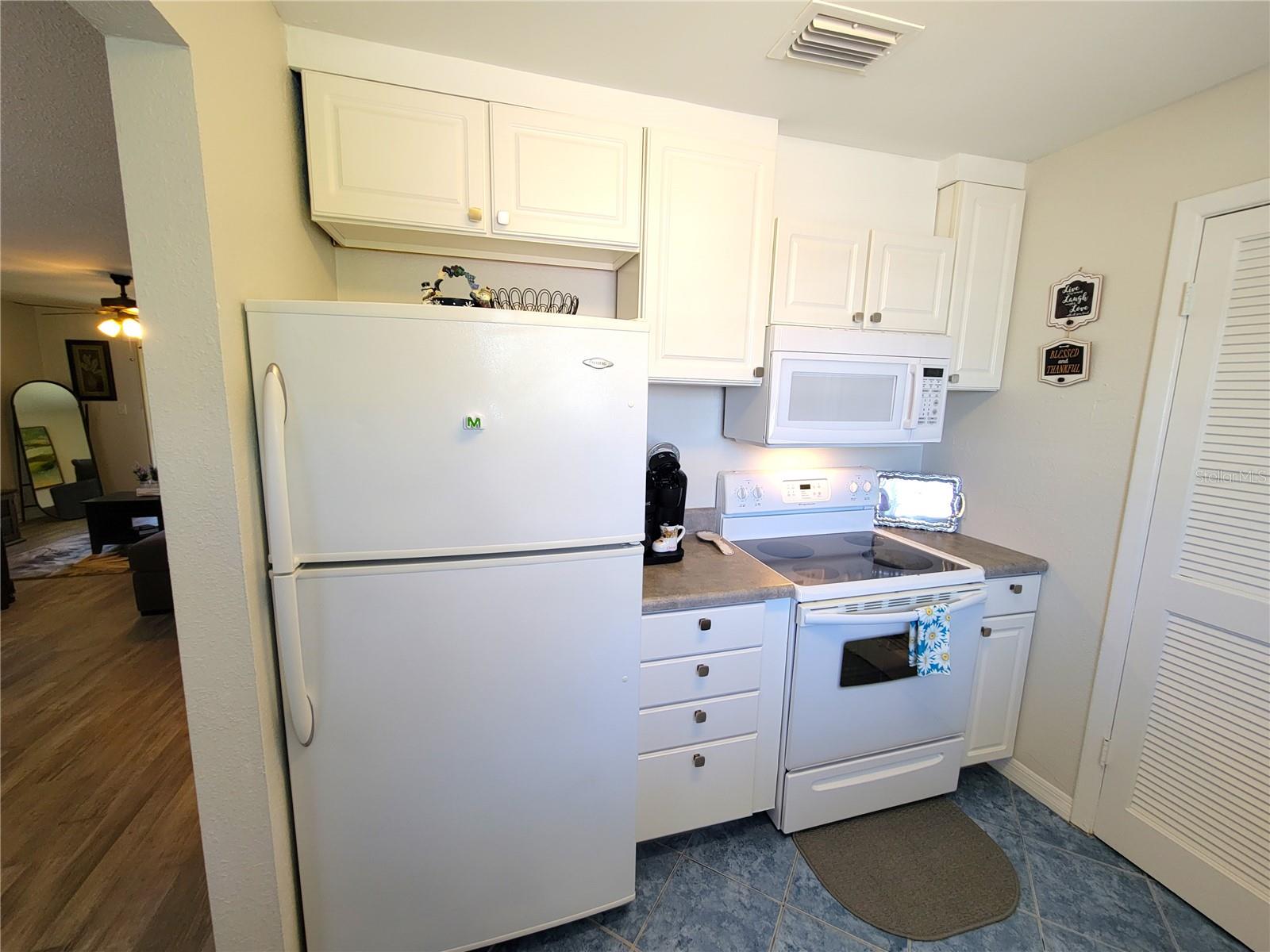 200 COUNTRY CLUB DR #1008, LARGO, FL, 33771