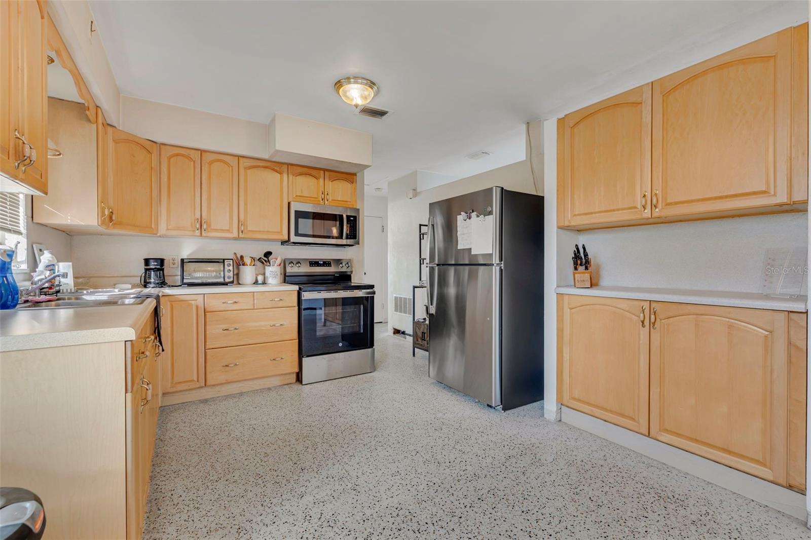 960 43RD AVE NE, ST PETERSBURG, FL, 33703