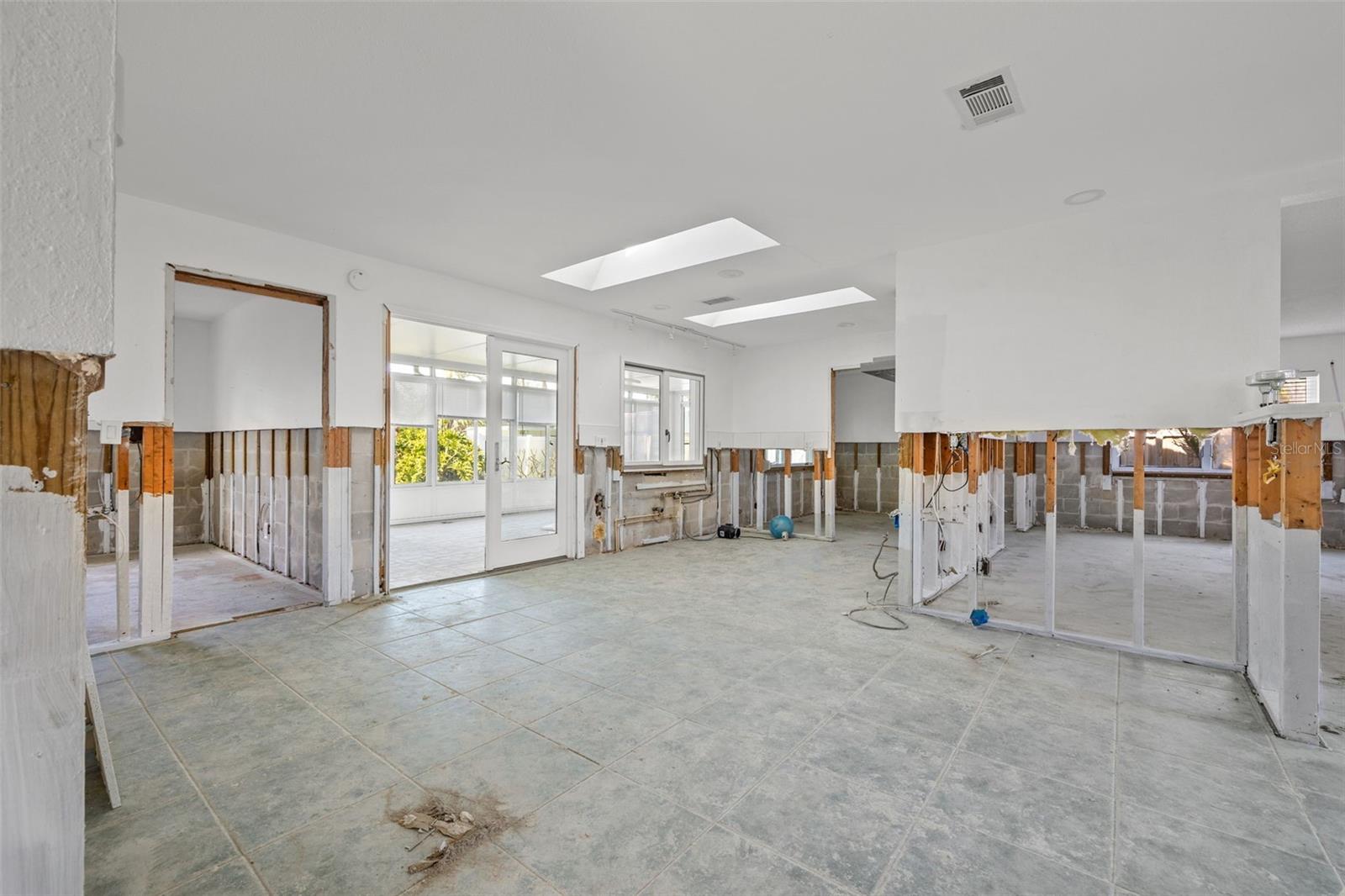 5630 VENETIAN BLVD NE, ST PETERSBURG, FL, 33703