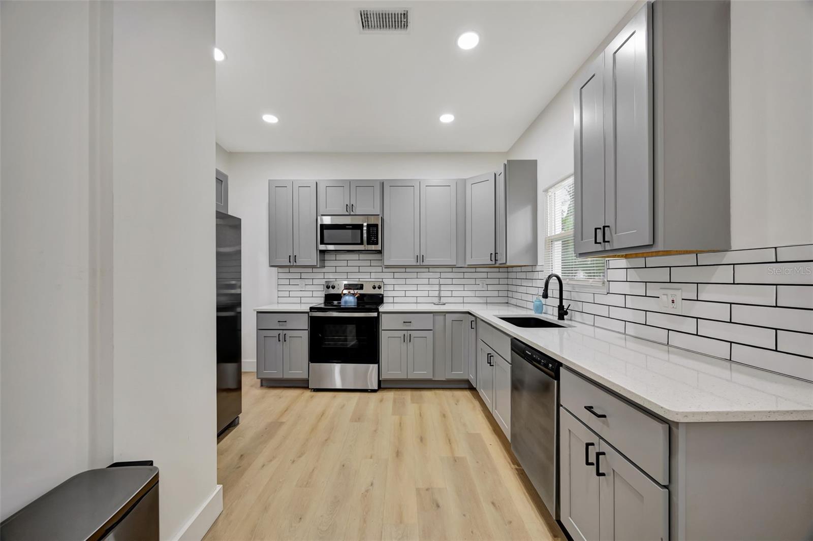915 E 20TH AVE, TAMPA, FL, 33605