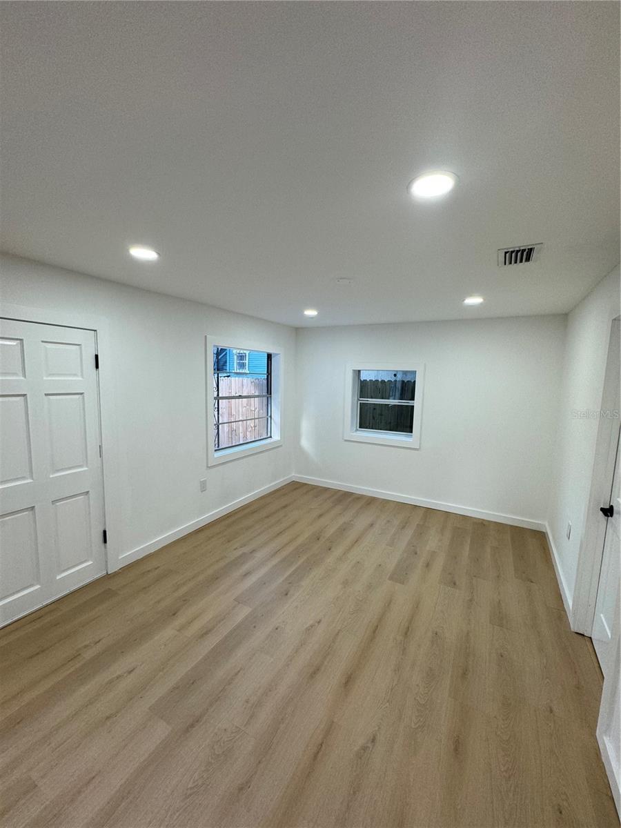 915 E 20TH AVE, TAMPA, FL, 33605