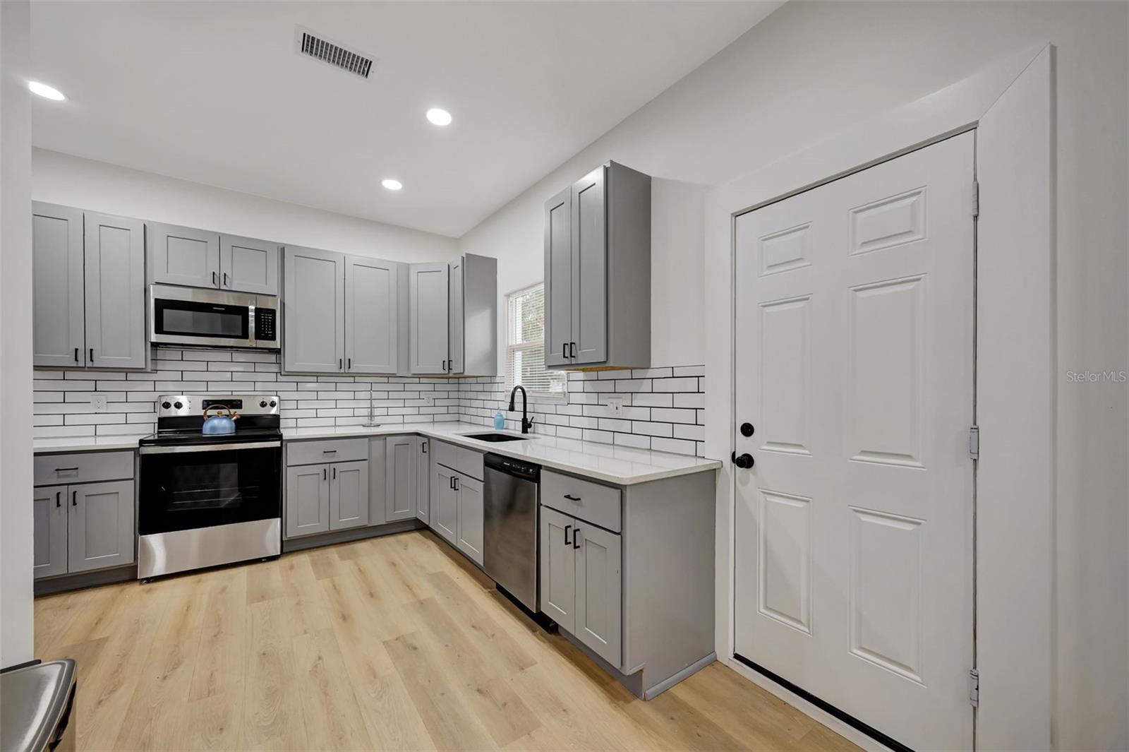 915 E 20TH AVE, TAMPA, FL, 33605