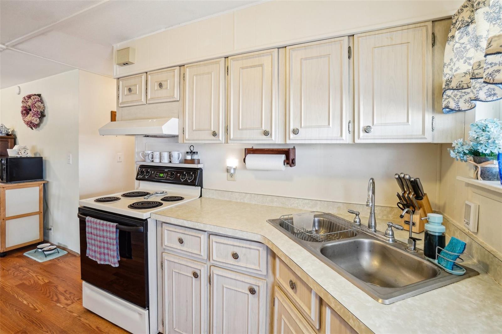 TB8342292 Property Photo