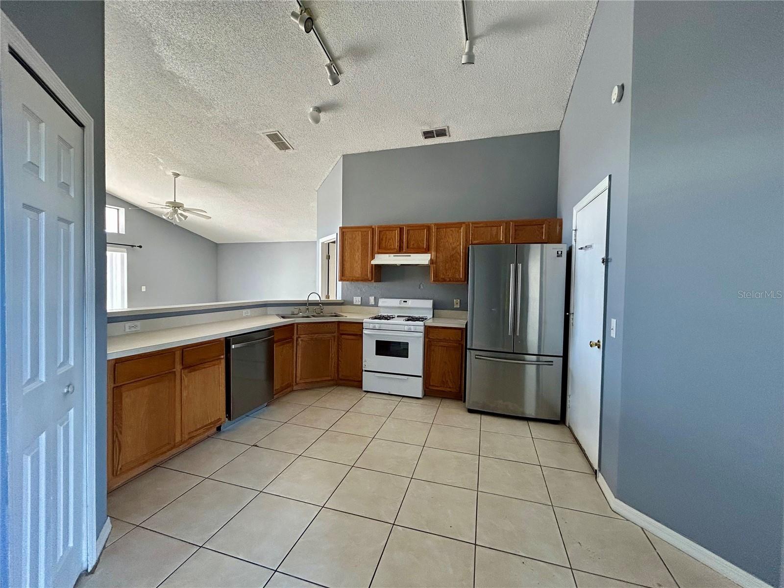 735 PRINCE CHARLES DR, DAVENPORT, FL, 33837