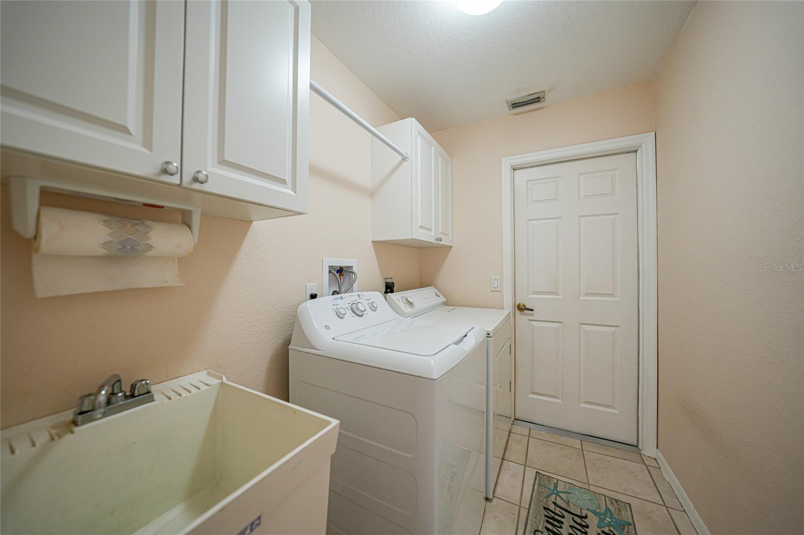 18395 EDGEWATER DR, PORT CHARLOTTE, FL, 33948