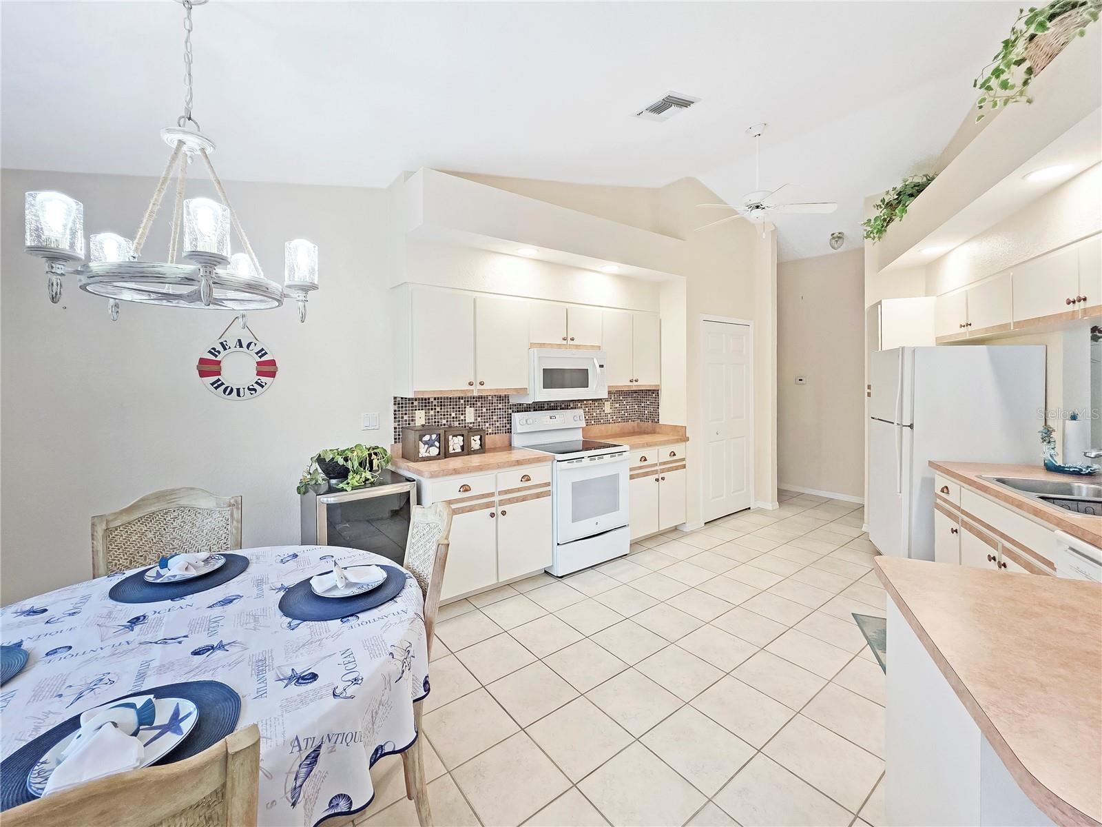 18395 EDGEWATER DR, PORT CHARLOTTE, FL, 33948
