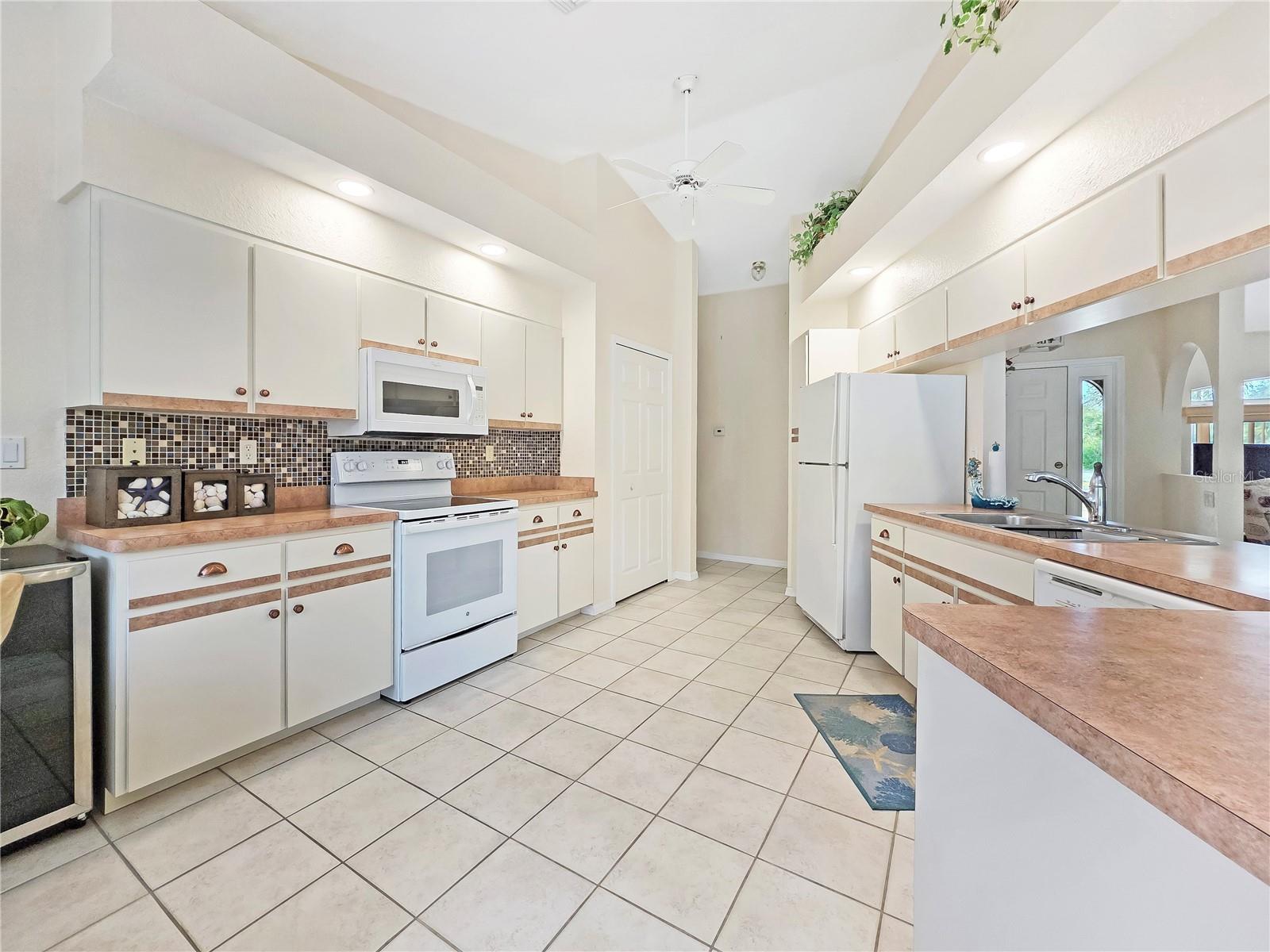 18395 EDGEWATER DR, PORT CHARLOTTE, FL, 33948