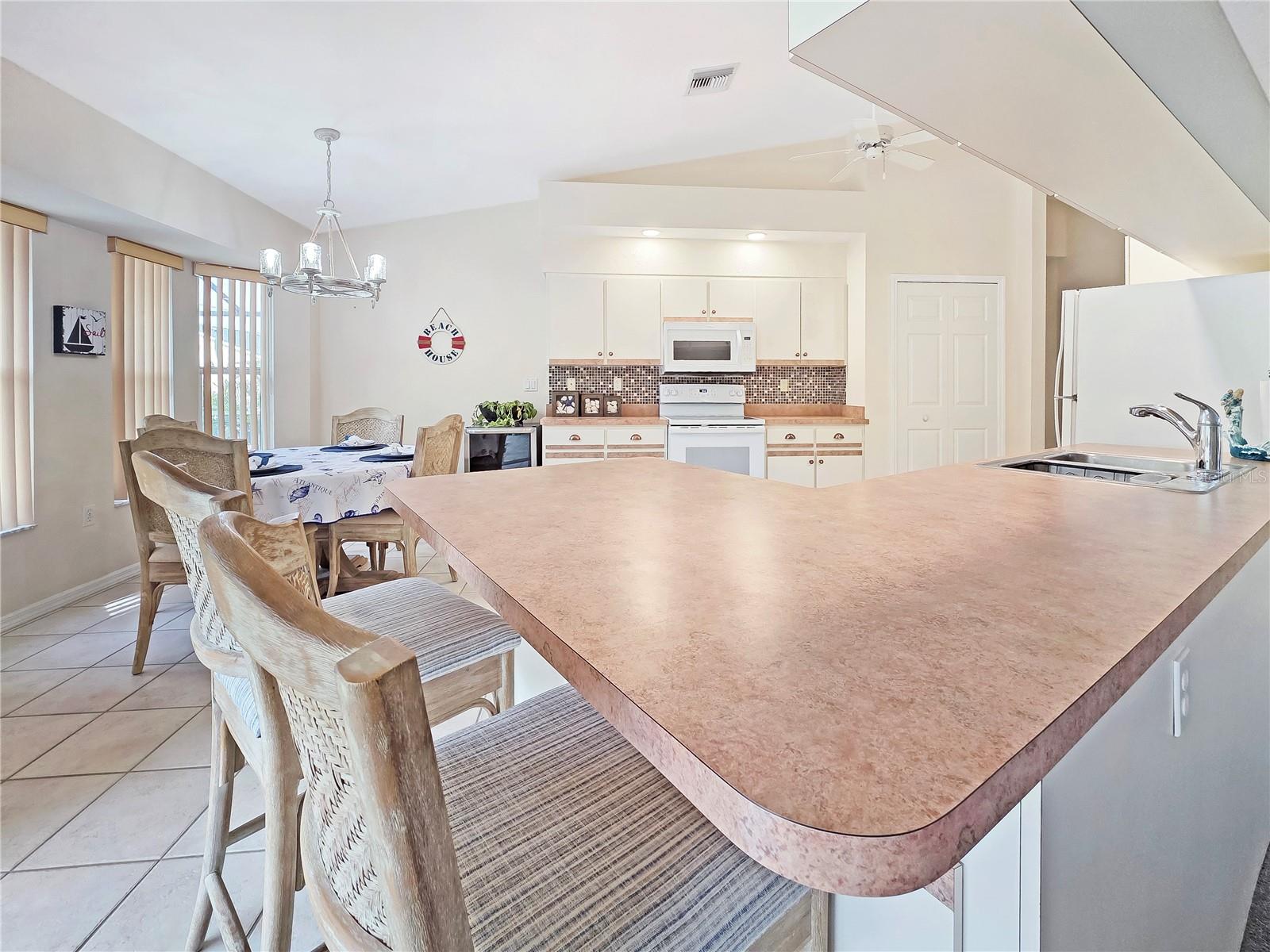 18395 EDGEWATER DR, PORT CHARLOTTE, FL, 33948