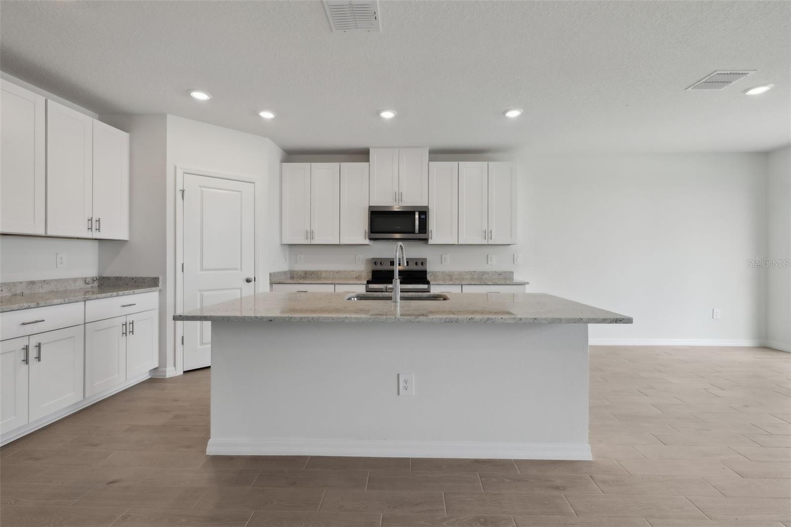1886 DRAUGHTON DR, ZEPHYRHILLS, FL, 33541