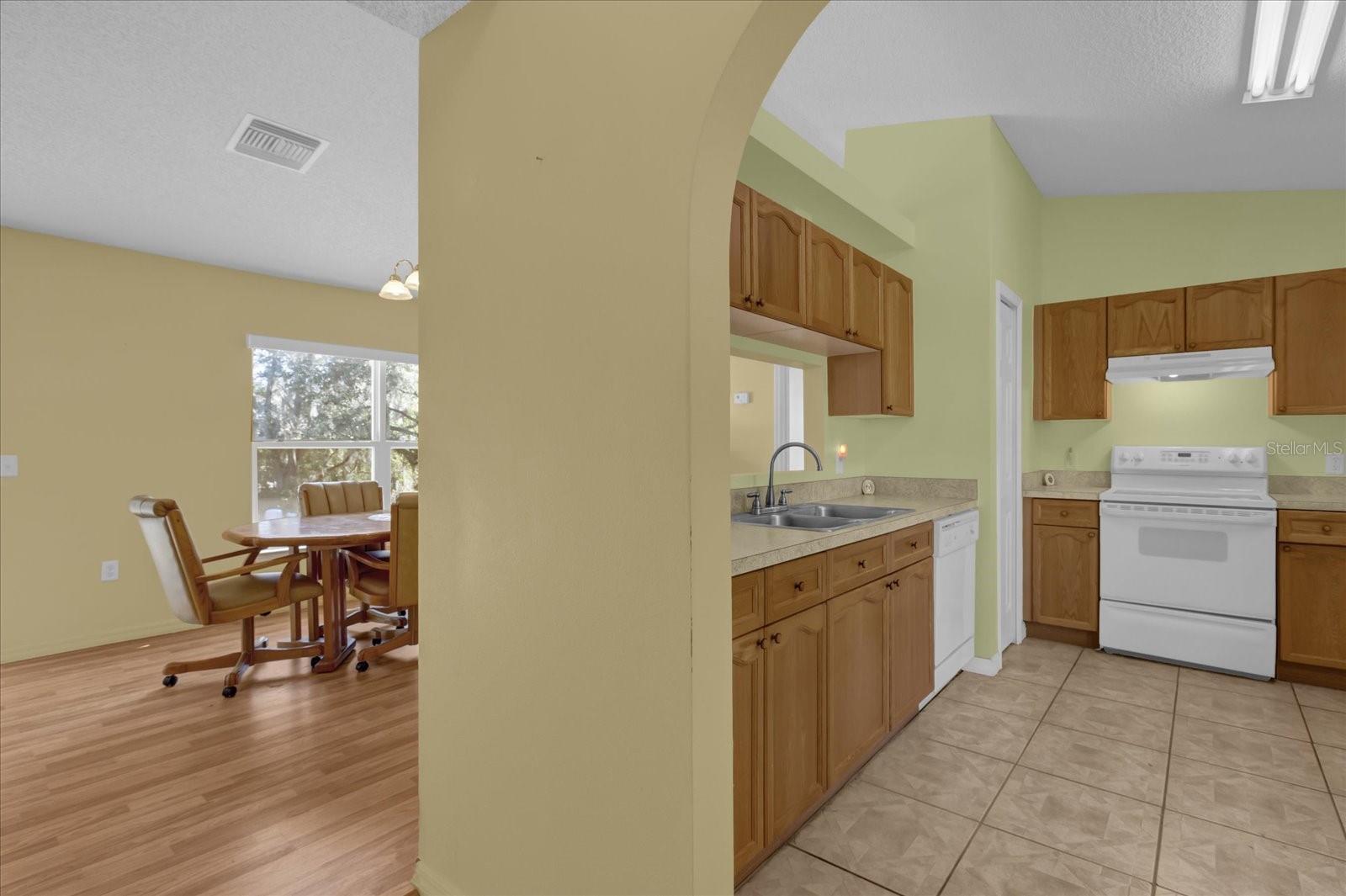 38100 RICKER DR, LADY LAKE, FL, 32159