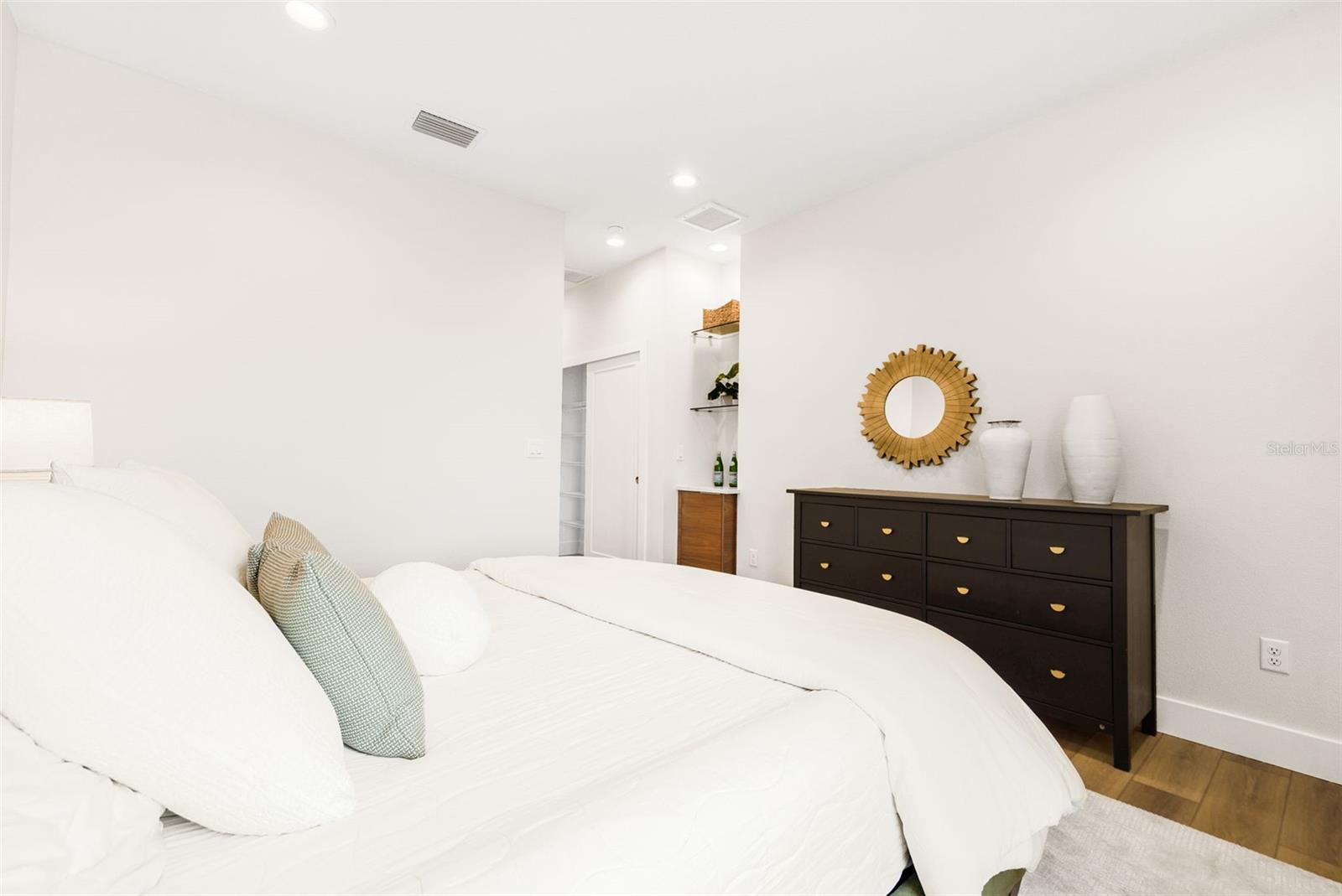 460 87TH AVENUE NORTH, ST PETERSBURG, FL, 33702