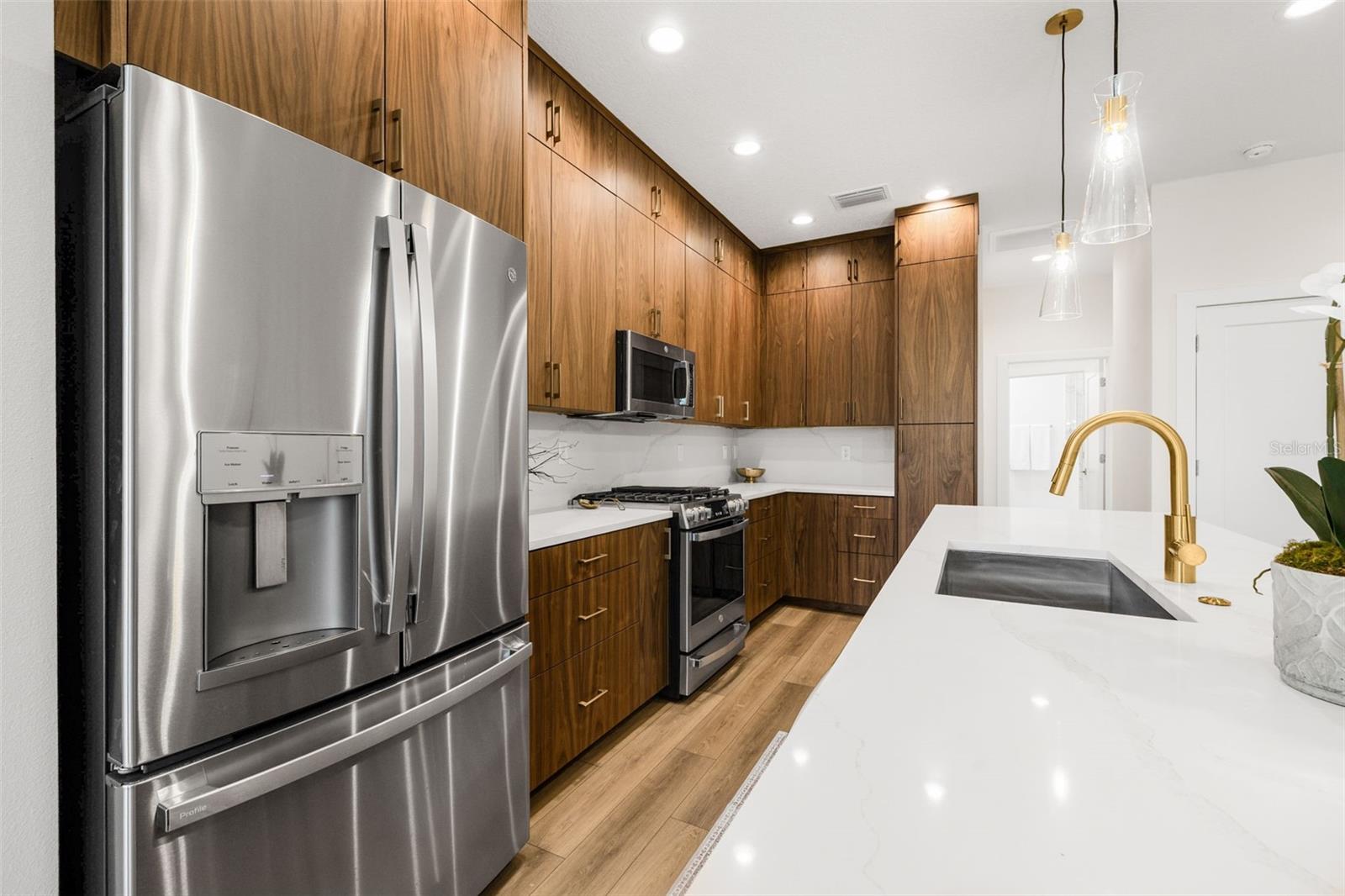 460 87TH AVENUE NORTH, ST PETERSBURG, FL, 33702