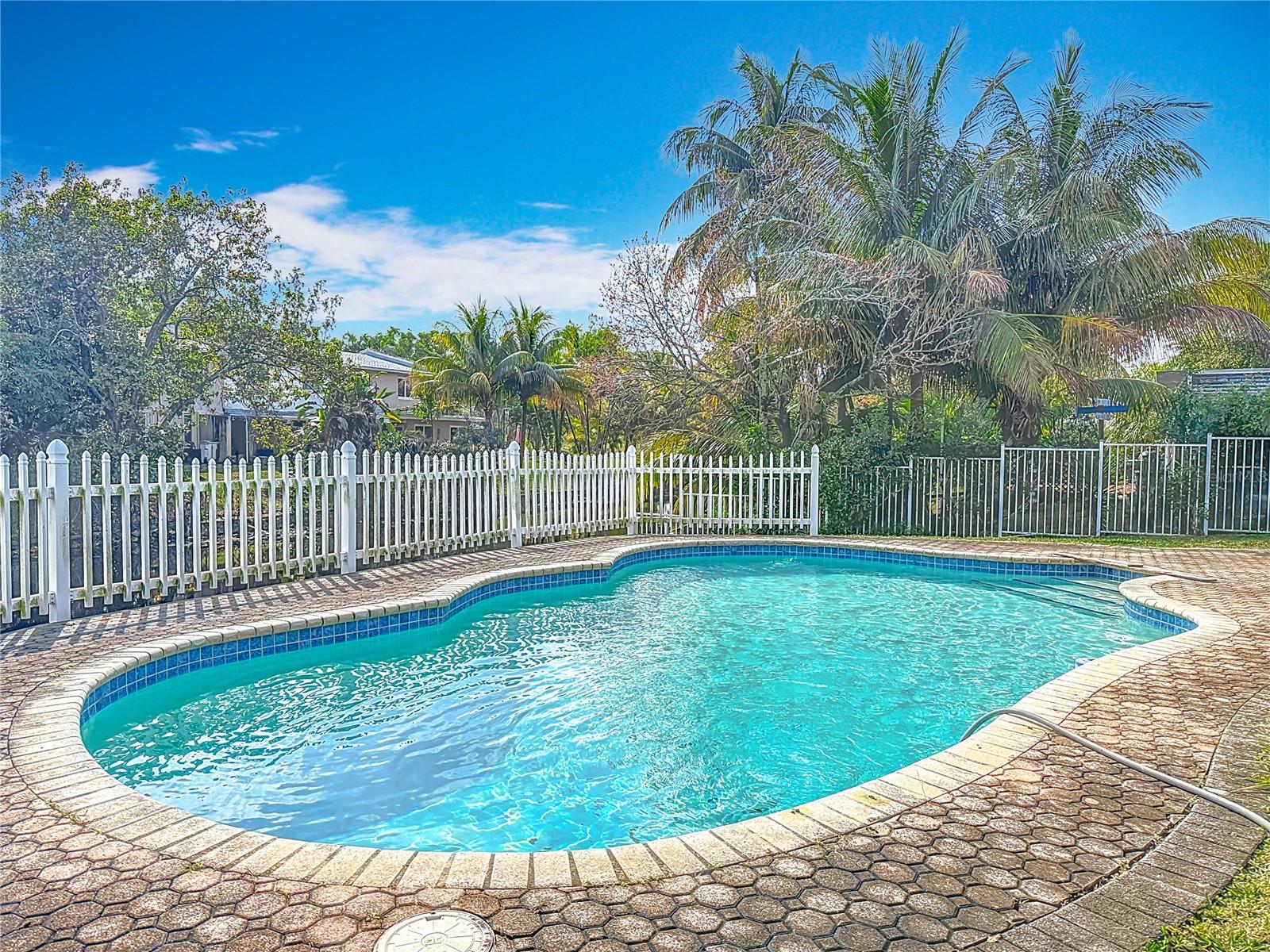 250 LAKE DR, COCONUT CREEK, FL, 33066