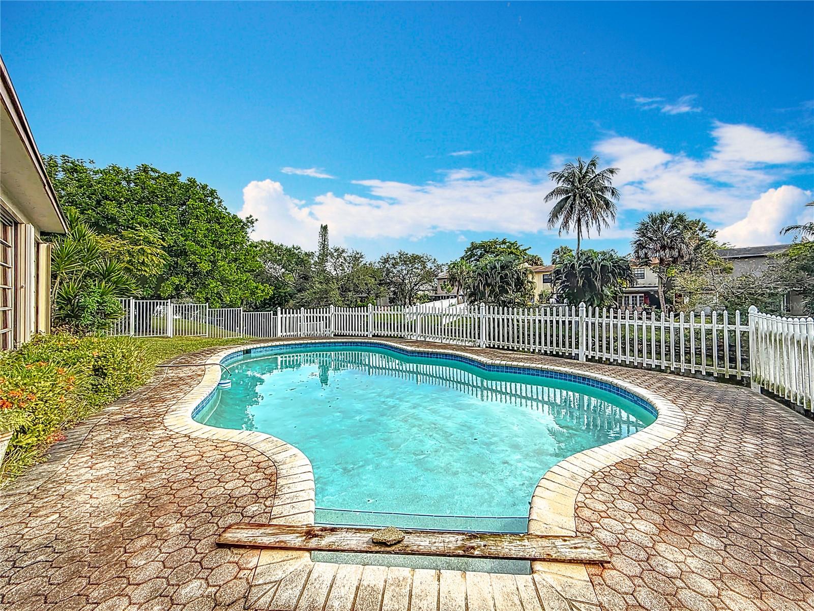 250 LAKE DR, COCONUT CREEK, FL, 33066