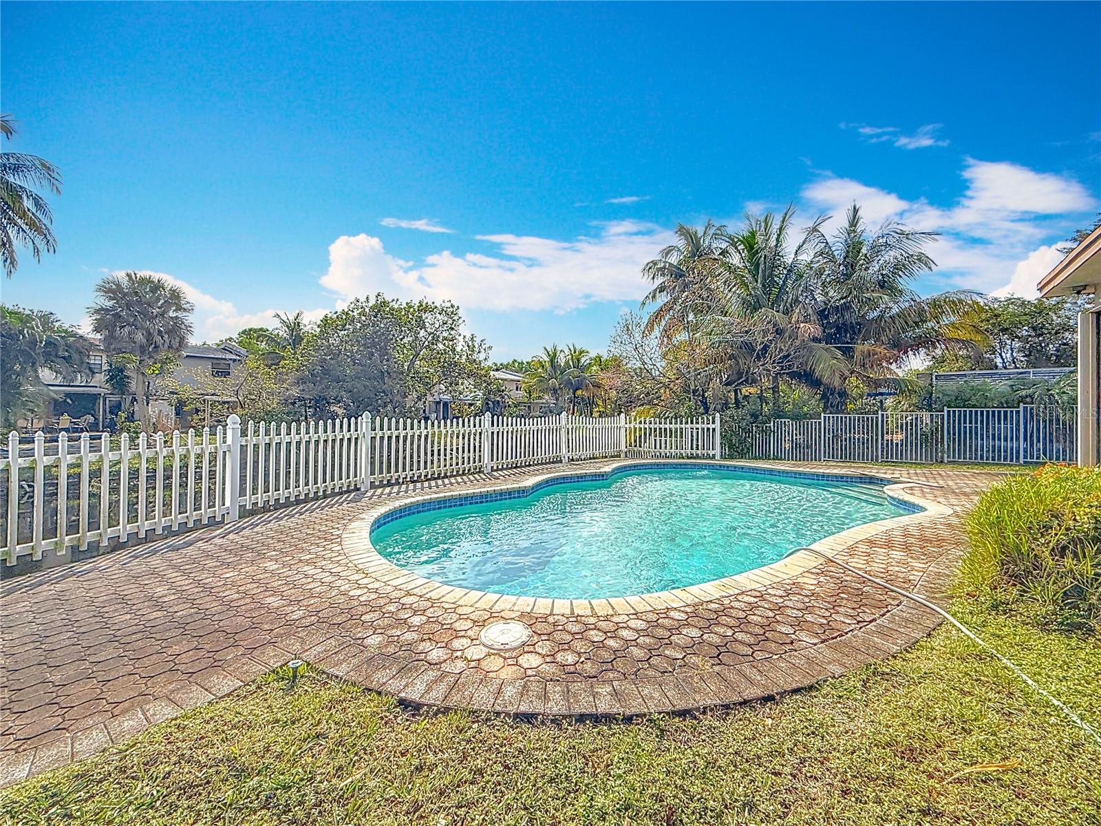 250 LAKE DR, COCONUT CREEK, FL, 33066