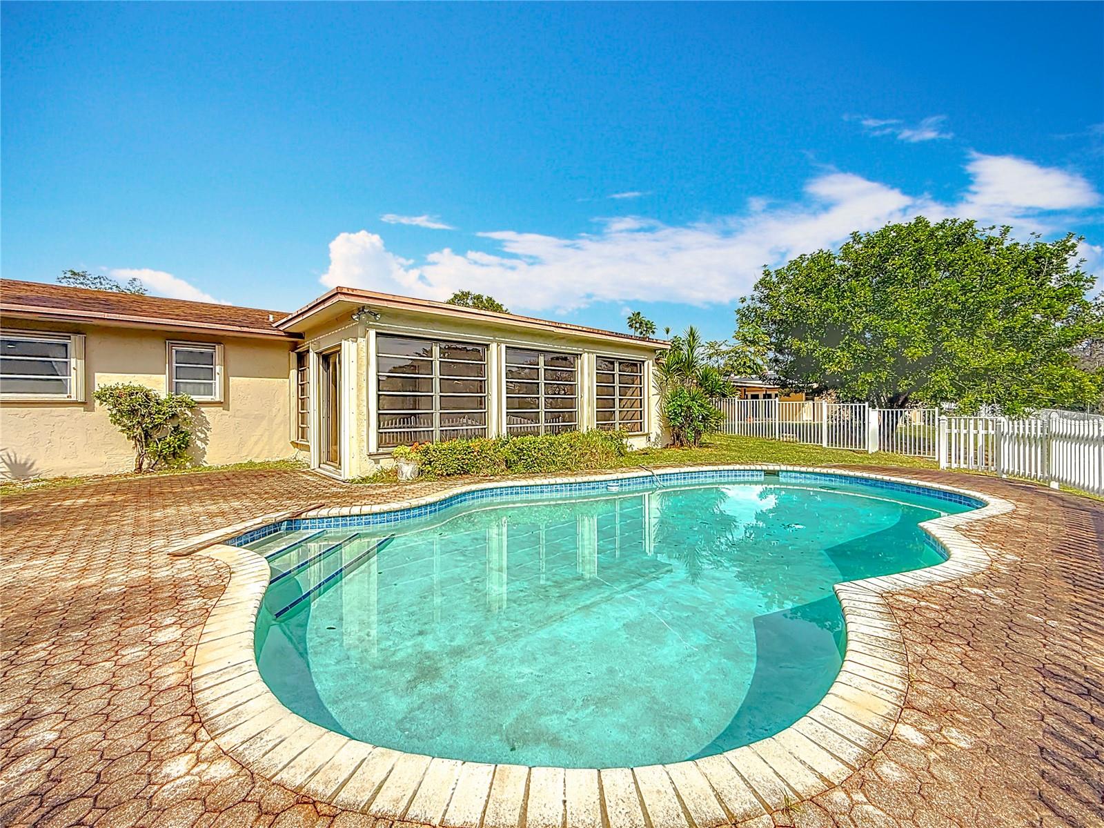 250 LAKE DR, COCONUT CREEK, FL, 33066
