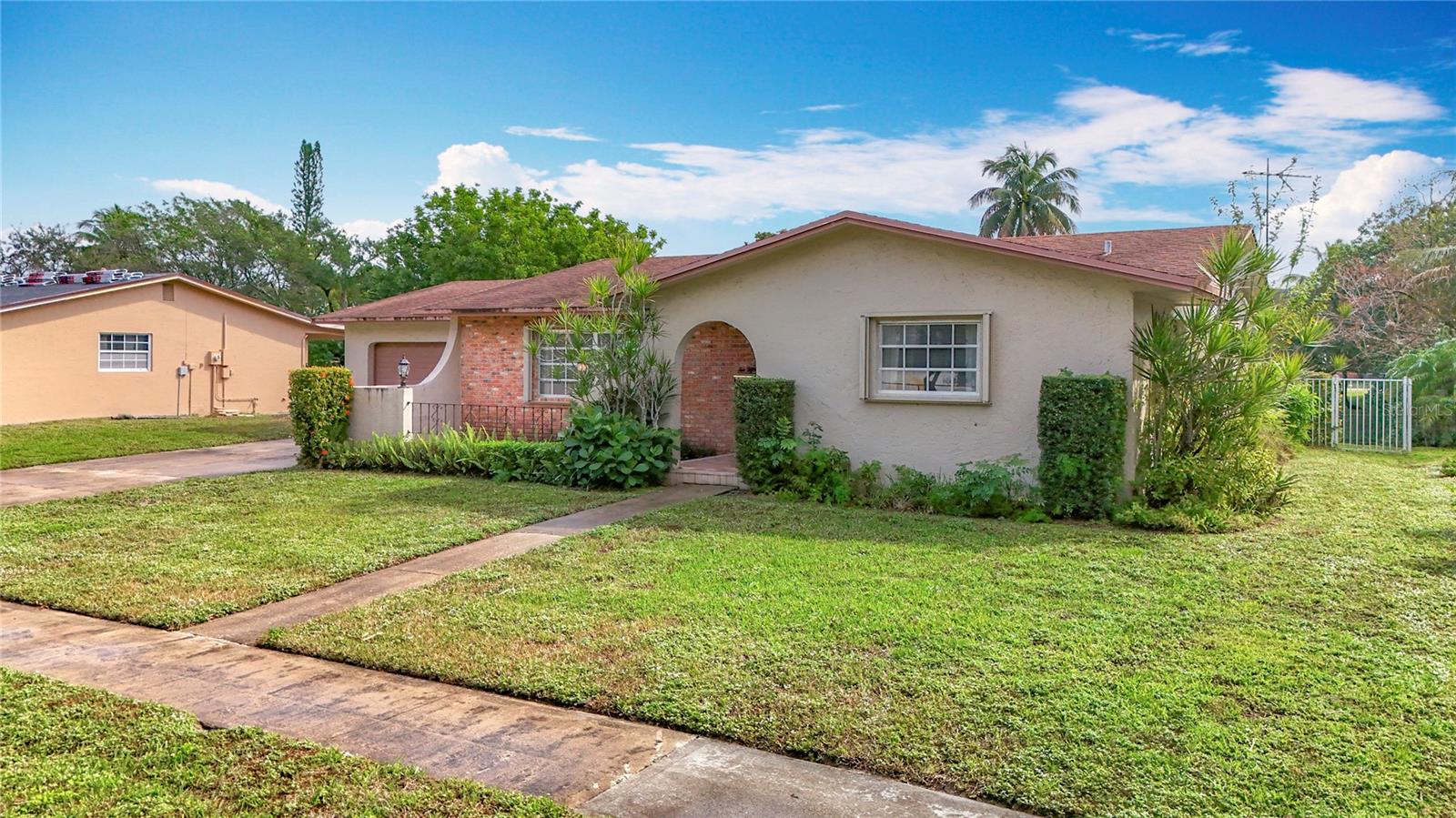 250 LAKE DR, COCONUT CREEK, FL, 33066