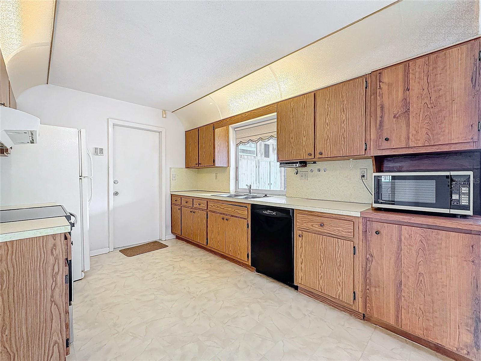 250 LAKE DR, COCONUT CREEK, FL, 33066