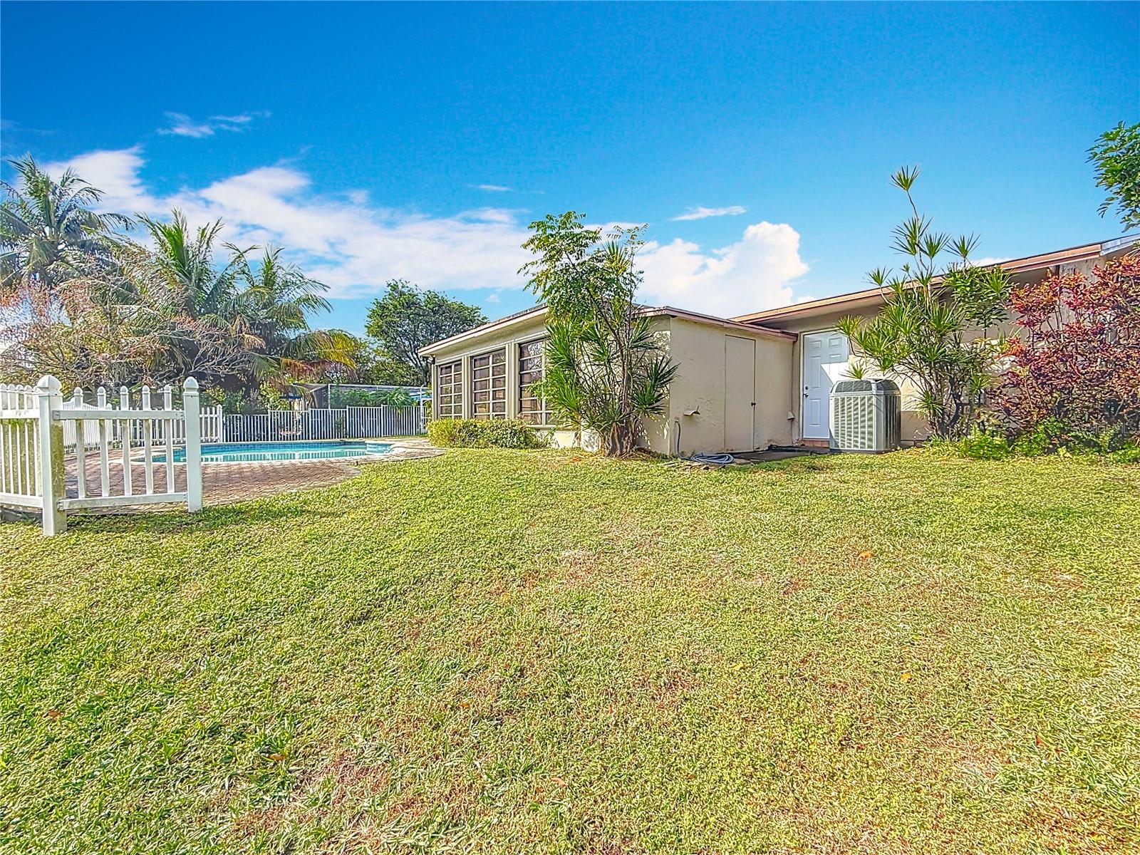 250 LAKE DR, COCONUT CREEK, FL, 33066