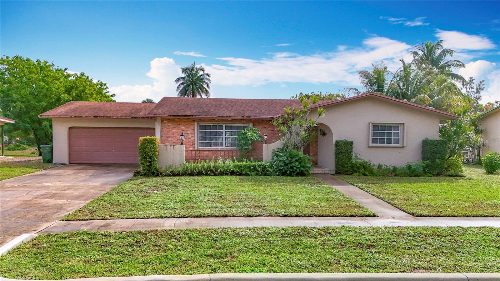 250 LAKE DR, COCONUT CREEK, FL, 33066
