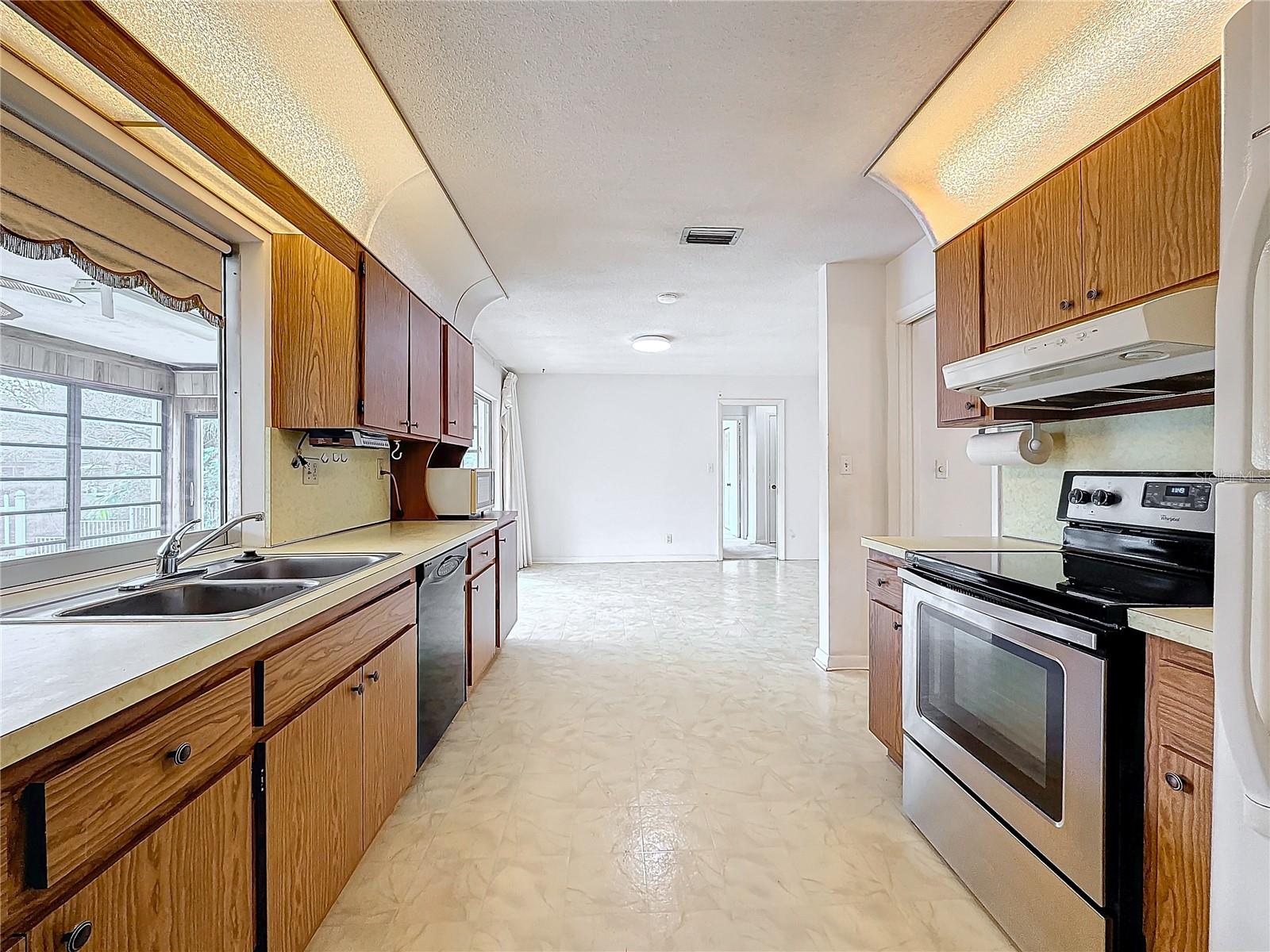 250 LAKE DR, COCONUT CREEK, FL, 33066