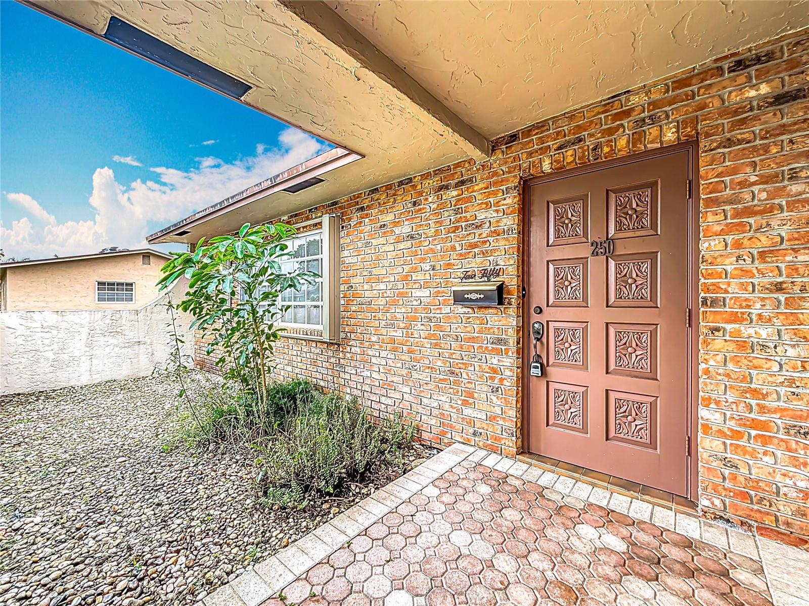 250 LAKE DR, COCONUT CREEK, FL, 33066